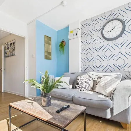 - Sleeps 12 - Contractors Apartment *
