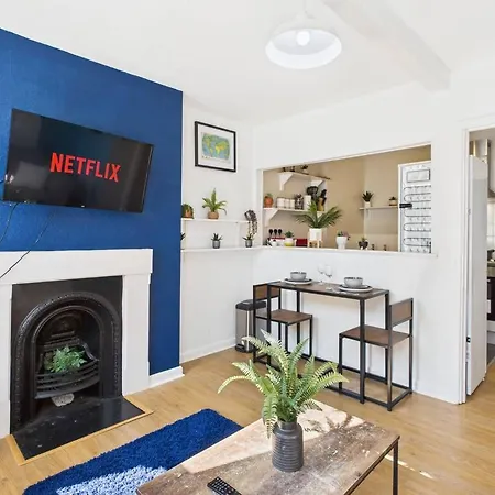 - Sleeps 12 - Contractors Apartment *