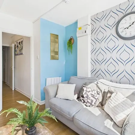 - Sleeps 12 - Contractors * Whitehaven