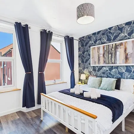 - Sleeps 12 - Contractors Apartment Whitehaven