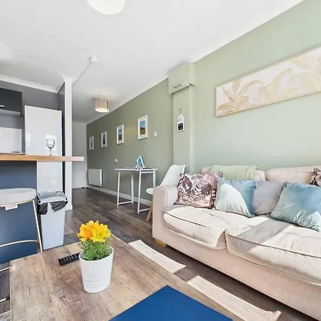 - Sleeps 12 - Contractors Apartment *