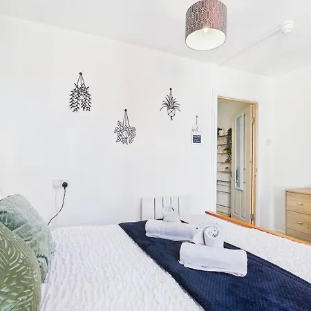 - Sleeps 12 - Contractors Apartment Whitehaven
